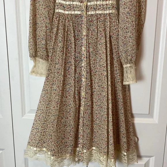 Vintage Cottage Core Gunne Sax Ditsy Floral and Lace Prairie Maxi Dress - Picture 6 of 17